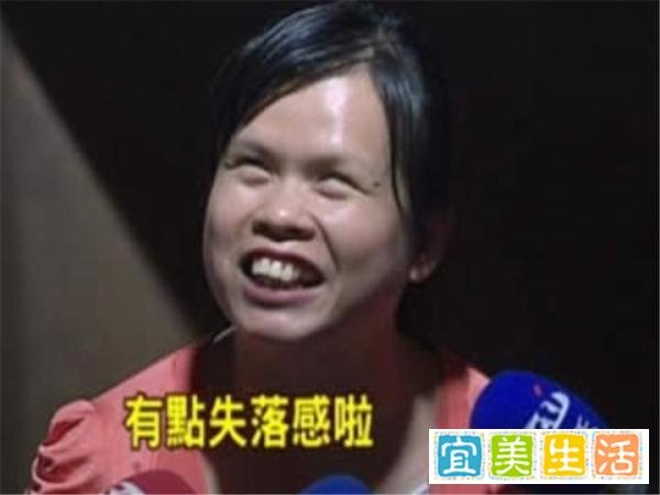 盲人姑娘走红后，被公司强制要求整容，九年后选择重回街头卖唱
