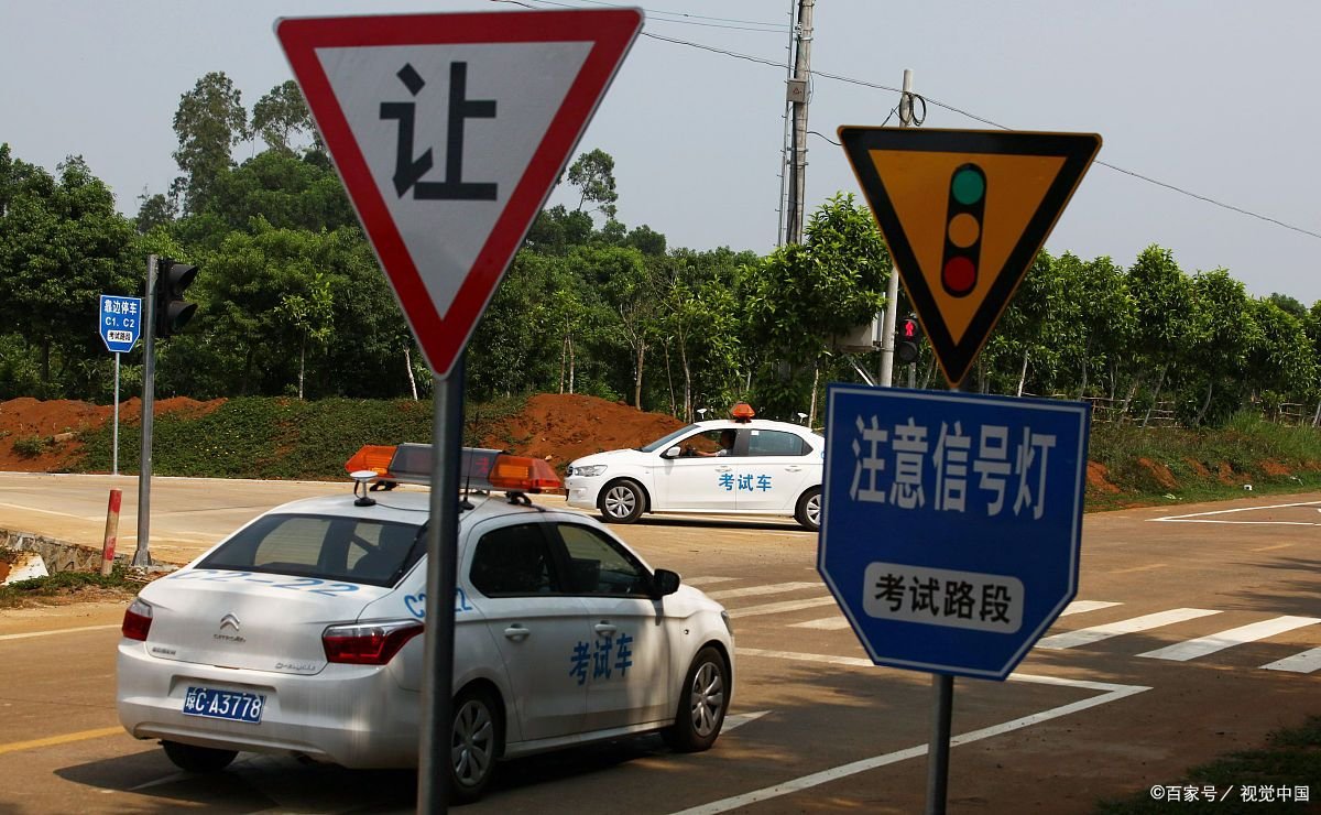 女子考科目三被恶意别停,气得怒拍私家车车窗,官方对此事作何回应?