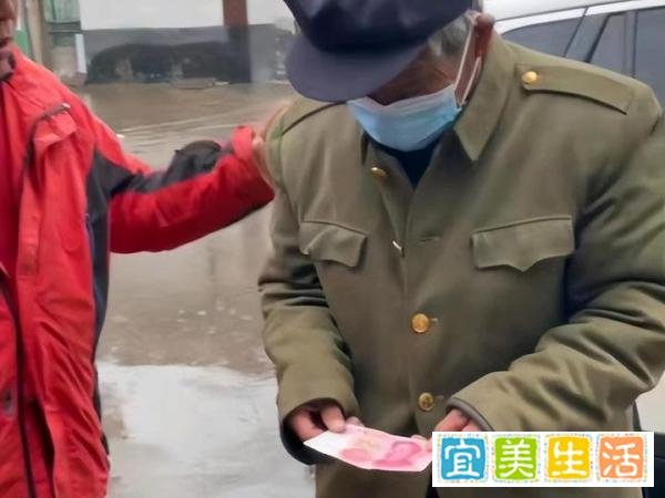 山东一对卖菜老夫妻收到100假币,摆摊中掩面哭泣,路人:很心酸