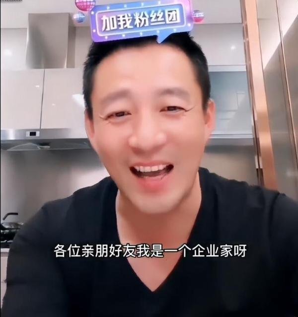 直播唱歌冲上热搜榜首,汪小菲发文回应,有粉丝夸赞唱得很治愈!