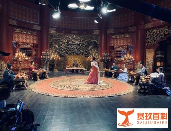 大长腿美女相伴左右，狼人杀JY飘了：不喜欢对C的女生