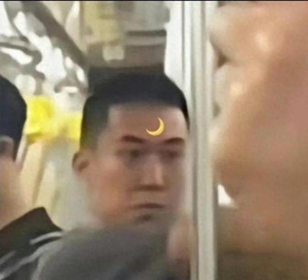 大爷地铁与人争吵，遭“地铁判官”扇耳光