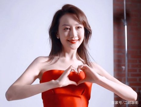 王鸥带何九华出席妹妹婚礼,她给妹妹送上了怎样的礼物与祝福?