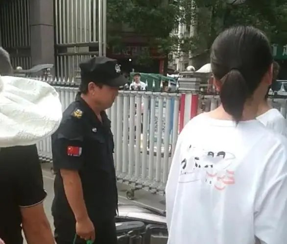 厦门一男子欲向小学捐百万元被保安阻拦，该男子为何会这样做？