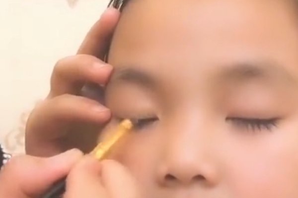 孩子舞台妆怎么画