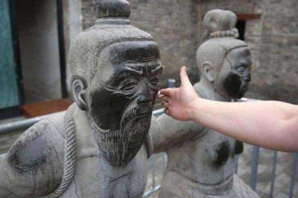 屈膝求和