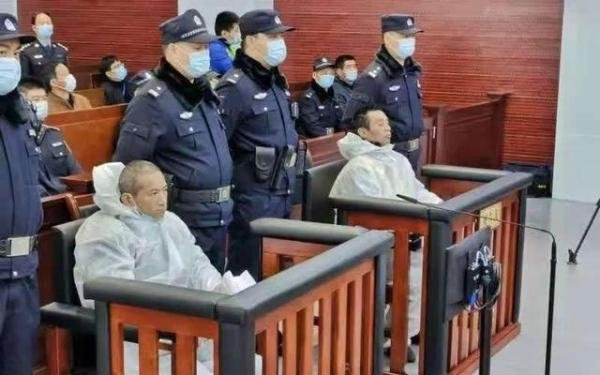 淮安暴力袭警致2名警察牺牲的主犯死刑，没悔过之意不断辱骂民警