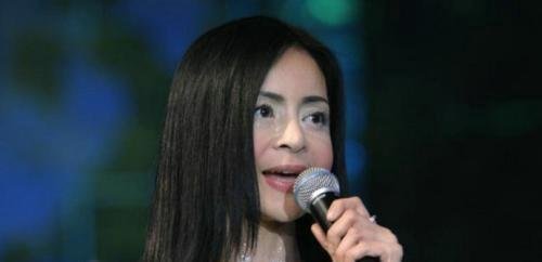 52岁歌后高胜美近况：穿旧衣到农村商演捞金，如今却还是孑然一身