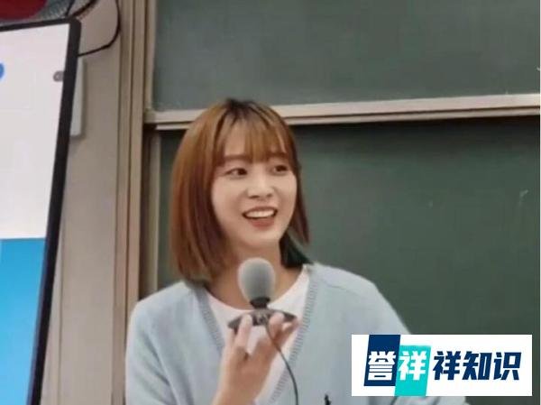 高校女老师神仙颜值,上课座无虚席,当天应到30人实到300人!