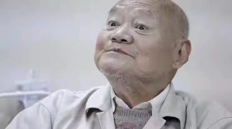 上海独居老人300万房产赠水果摊主,家属讨要公道,到底该支持谁?
