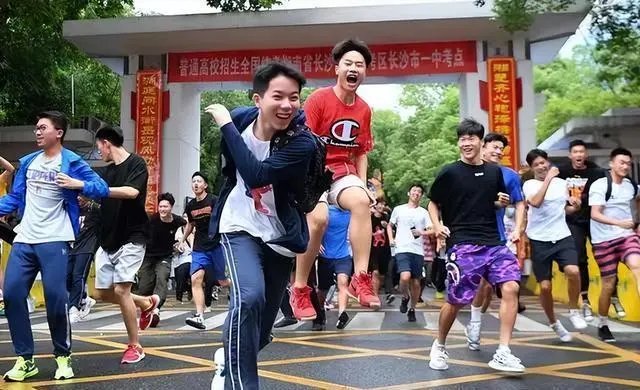 海南男生考出900分满分，家人激动欢呼，为何会出现这么高的分数？