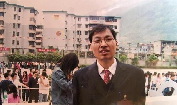 汶川地震中的英雄——教师谭千秋