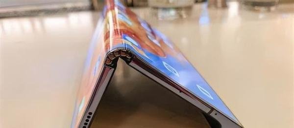 华为又有新折叠屏手机曝光 疑似Mate Xs3采用外翻设计小巧且轻便