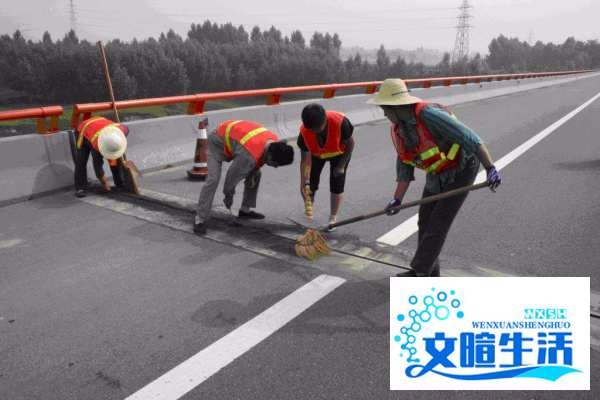 混凝土路面的伸缩缝的标准是多少？即缝的宽度、深度？谢谢