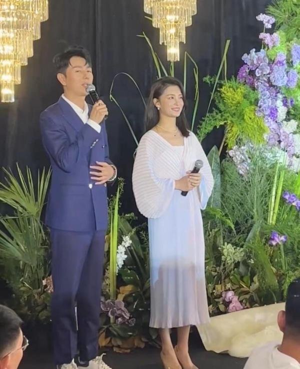 安徽主持马滢现身婚礼主持，出场费被曝5万，嫁总裁老公发福明显