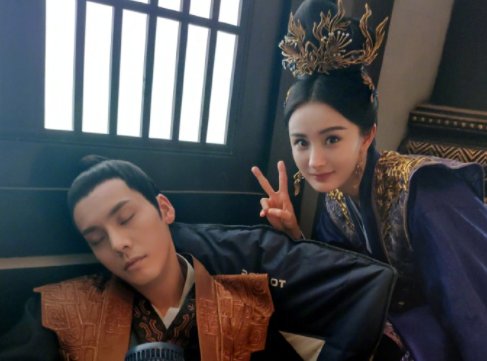 杨幂晒陈伟霆绝美睡颜照,夸师傅帅气无敌,他的颜值有多高?