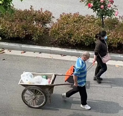 上海居民限时外出购物扁担推车成神器，80年哪些物品在疫情下派上了用场？