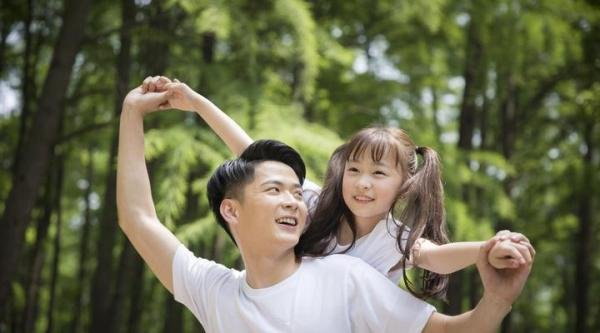 吴亦凡事件女生:都美竹小g娜皆单亲家庭,女孩婚恋受爸爸影响大
