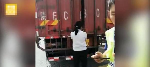 男子拉一车苹果蕉走绿通被拒 这是咋情况?