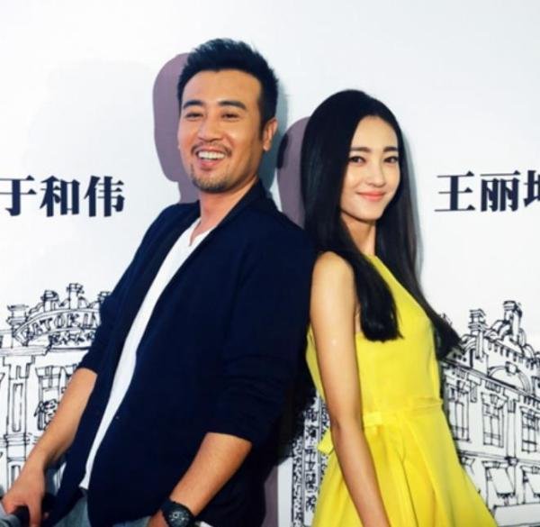 当年导演让乔振宇带女演员，女演员就怀孕了，乔振宇向王丽坤分手