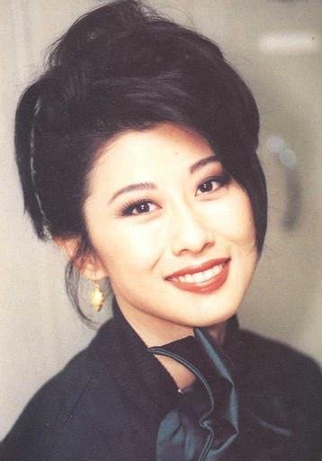 叶倩文迎60岁生日，首晒满头白发照优雅大方，她的状态如何？