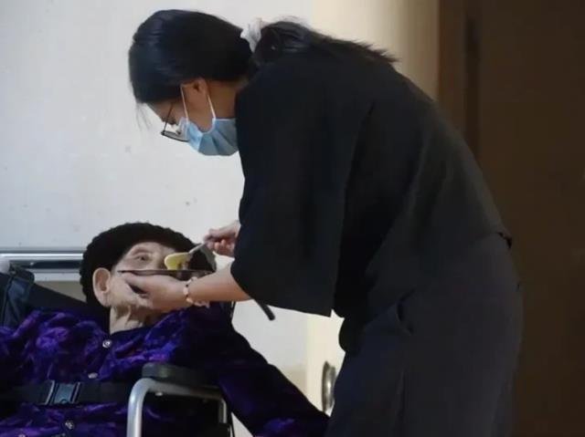 95后大厂女生裸辞进养老院，找工作已经不卷了吗？