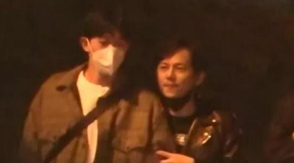 何炅与神秘男子当街牵手，摸脸杀？动作亲密引热议