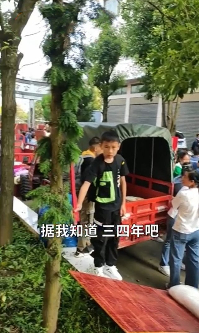 安顺一学校让学生自带床板入学，如何看待该校的做法？