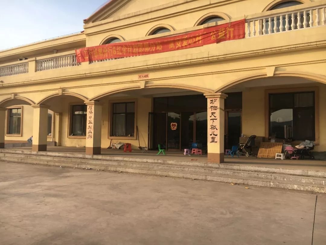 爱心妈妈被拘疑养干儿子做什么事?
