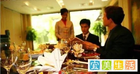 因没收到鲜花，怒骂并朝学生吐口水，这个“园丁”被骂，该骂？