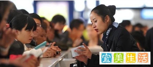 离谱!女子凌晨4点被短信告知航班提前起飞,航空公司:会补偿!