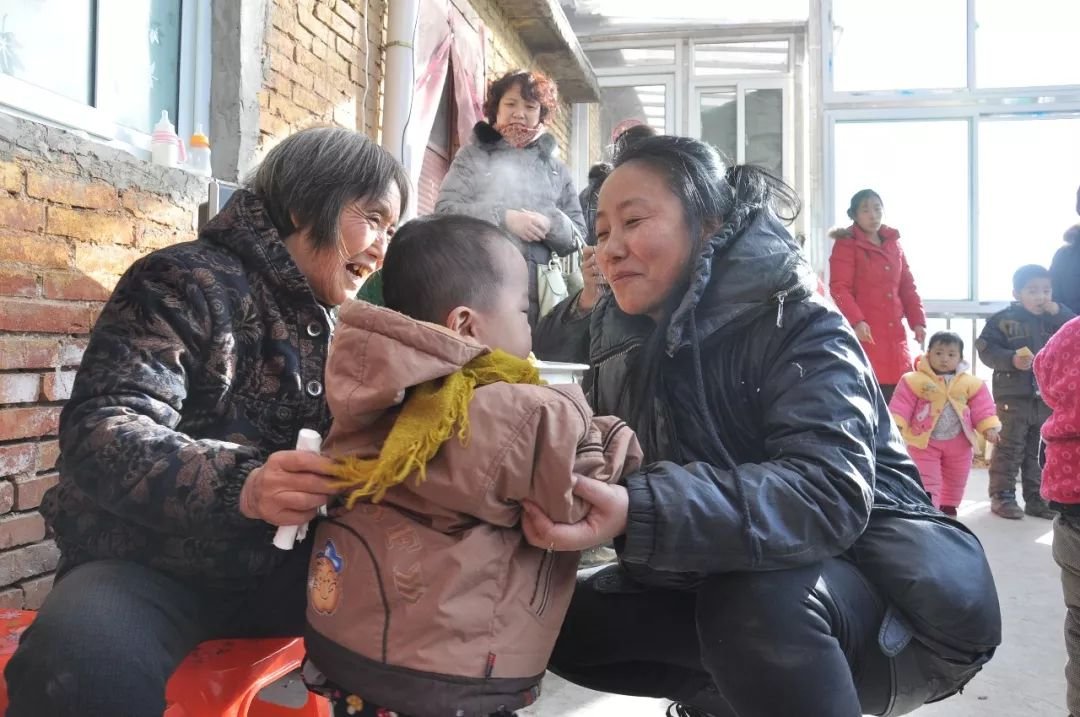 爱心妈妈被拘疑养干儿子做什么事?