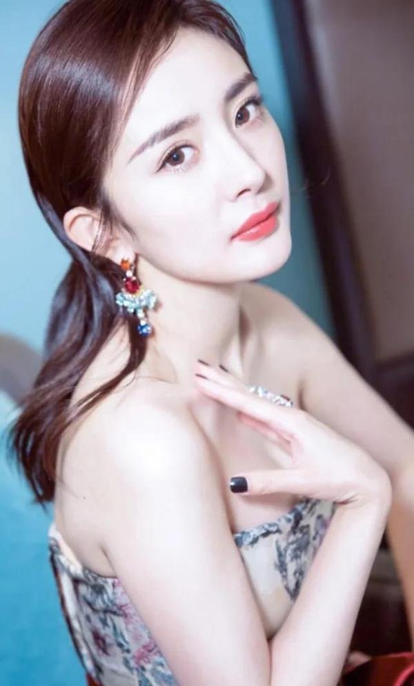 杨幂在节目上说:“我们这一行,只要和导演睡上一觉,说不定明天就成为一线了。”