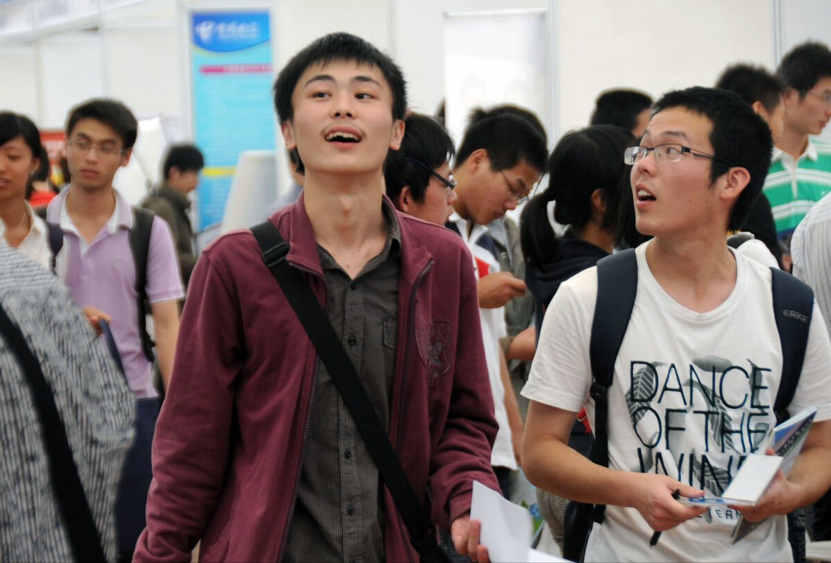 2022沪上毕业季：若没法按时毕业，有必要提前找工作吗？
