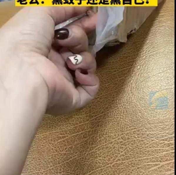 女子误买40根1米2超大蚊香 熏得眼睛全是泪