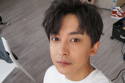 李佳航宣布关闭账号，并否认蹭热度，明星该不该卷入男足事件？