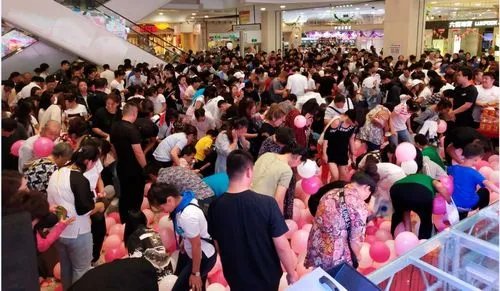 湖北一商场聚集千人踩气球找钻戒,发生安全事故怎么办?