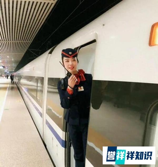 武汉90后温柔女交警回应走红：入职5年，还当过高铁列车长