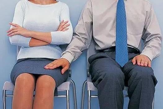 女子求职被HR骚扰说要摸腿，遇到此类事件该怎么维权？