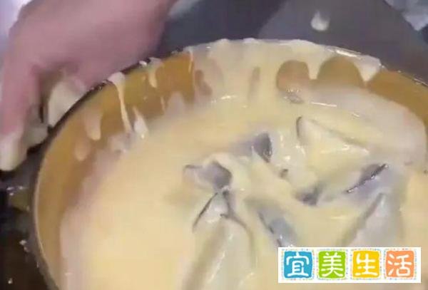 拔丝冻梨上桌，东北人也懵了。揭秘东北新宠：餐桌上冰与火之谜！