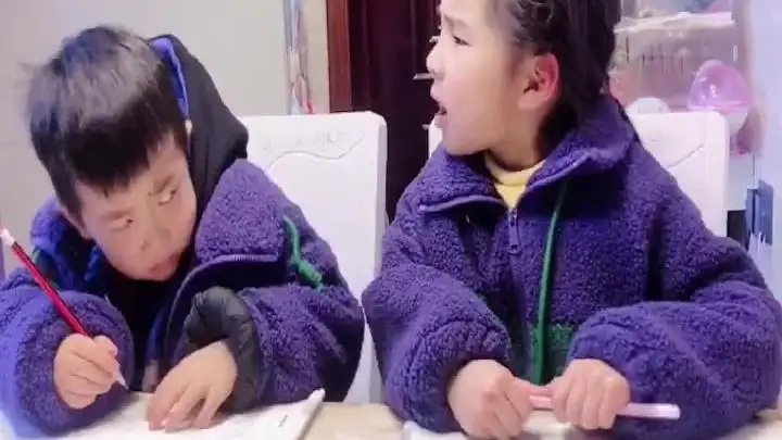 姐姐辅导弟弟写作业,见其不认真,直接霸气挥手一耳光,如何看待这件事?
