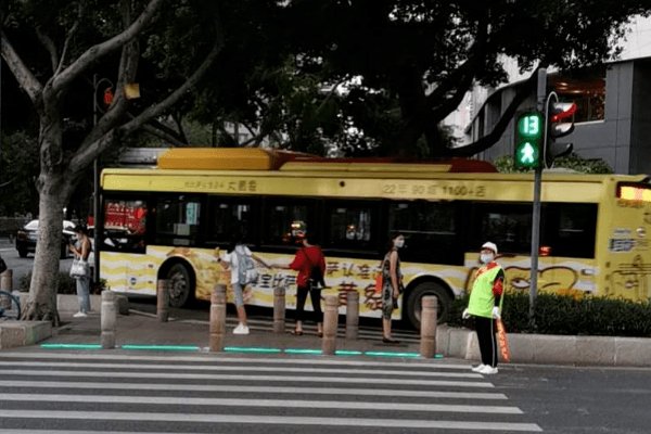 广州市区出现地上红绿灯,这是一种什么样的红绿灯?