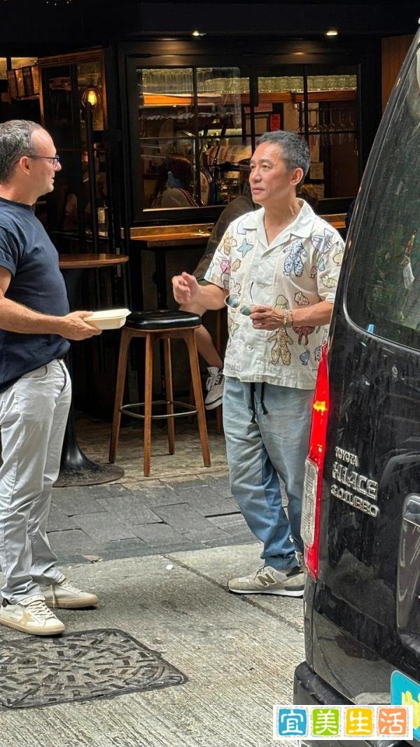 香港街头偶遇62岁梁朝伟，网友直呼没认出来，变化如此之大！