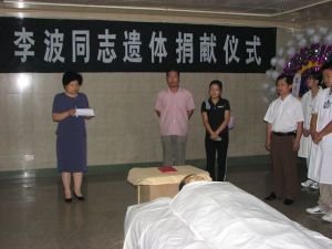 31岁医生去世后遗体捐献母校，他为什么会选择这么做？