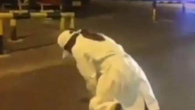 贵州一静默管理区内有人下跪摆拍?警方:已立案调查,后续情况如何?