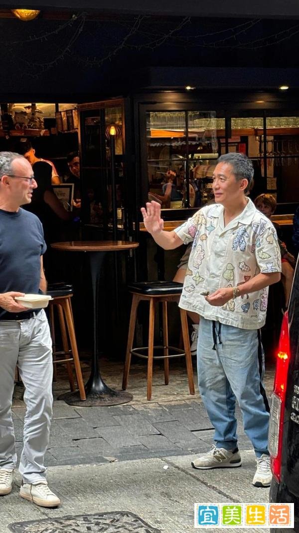 香港街头偶遇62岁梁朝伟，网友直呼没认出来，变化如此之大！