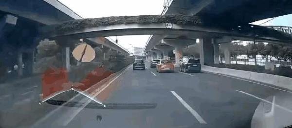 广州一宝马与出租车相撞侧翻起火!身亡司机身份曝光,知情人透露真相!
