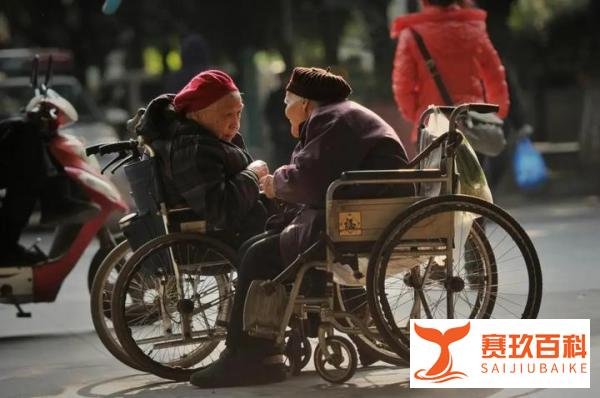 独居老人37年积蓄放家中发霉!心酸背后需要给予独居老人更多关怀
