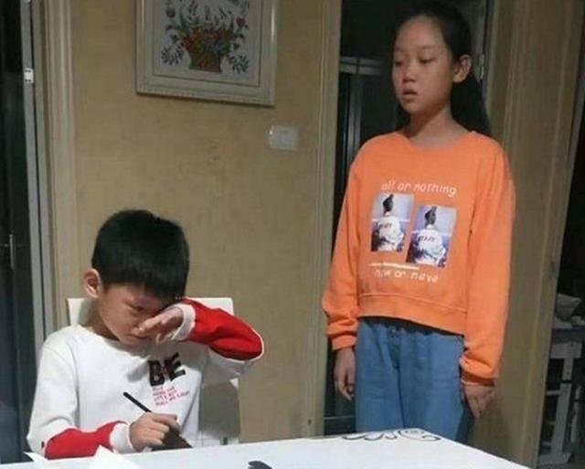 姐姐辅导弟弟写作业，见其不认真，直接霸气挥手一耳光，如何看待这件事？