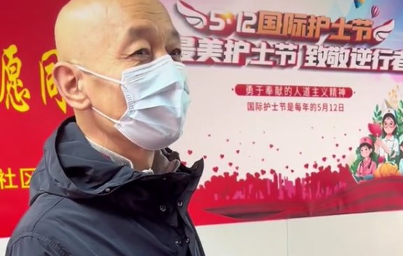 葛优做核酸被偶遇，身形消瘦显老态，与医护人员合影没架子，你咋看？